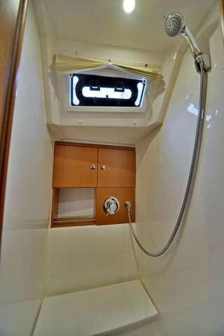 Ботели Bavaria 46 Cruiser Мангалия Mobile Home with Private External Bathroom-22